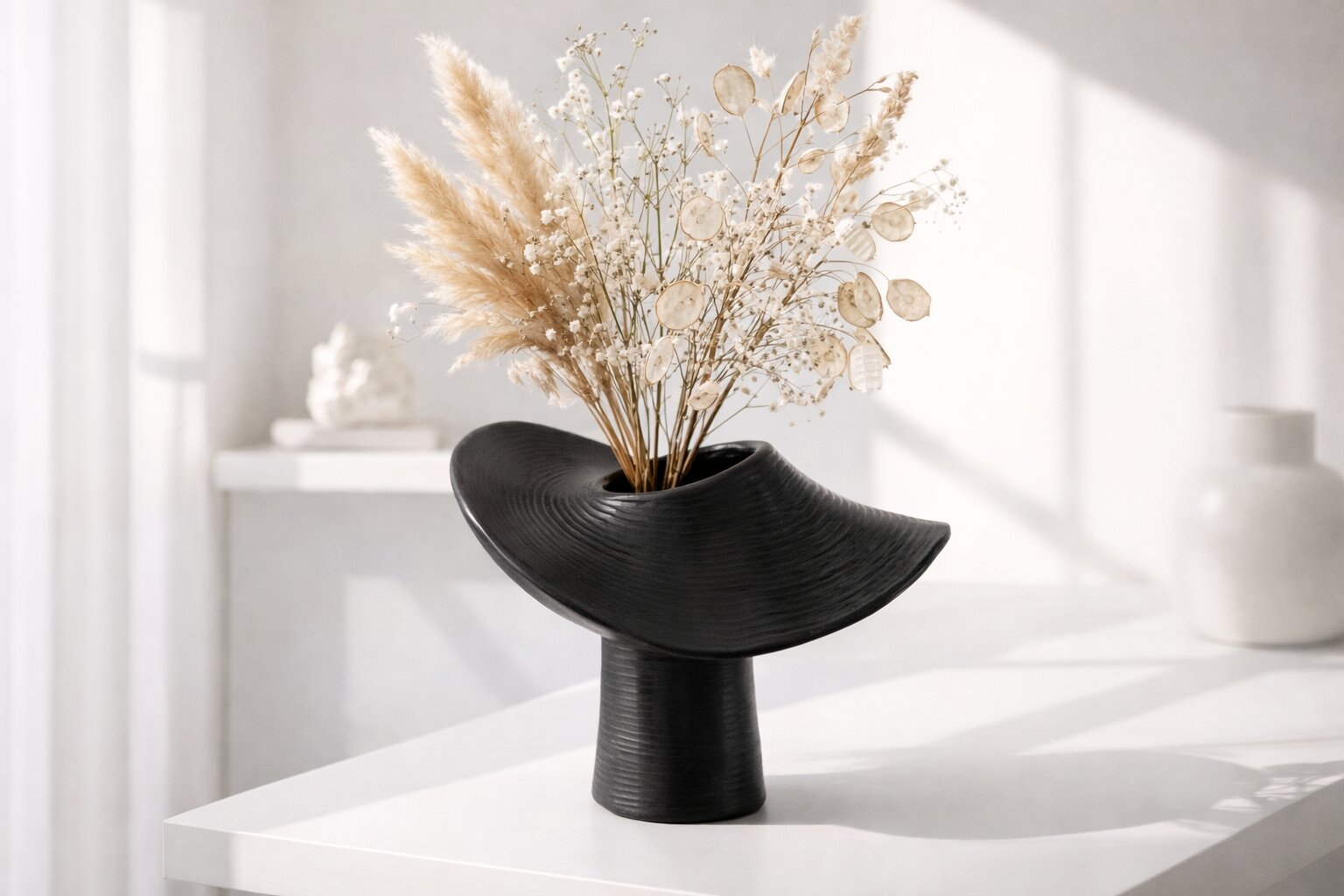 декоративная статуэтка как акцент на консоли